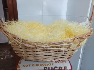 Cesta de mimbre decorada con lazo dorado