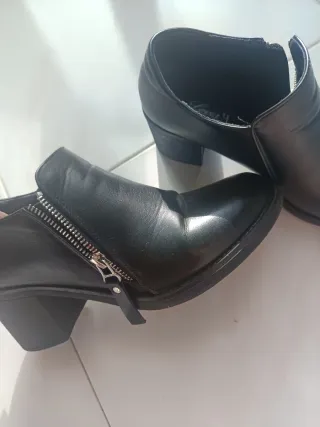 Stivaletti neri con zip