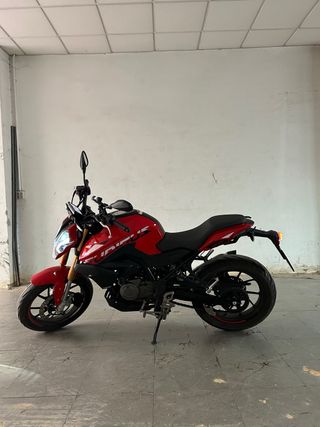 Moto deportiva roja