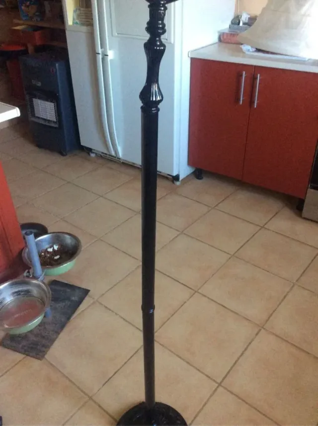 Lámpara de pie de metal