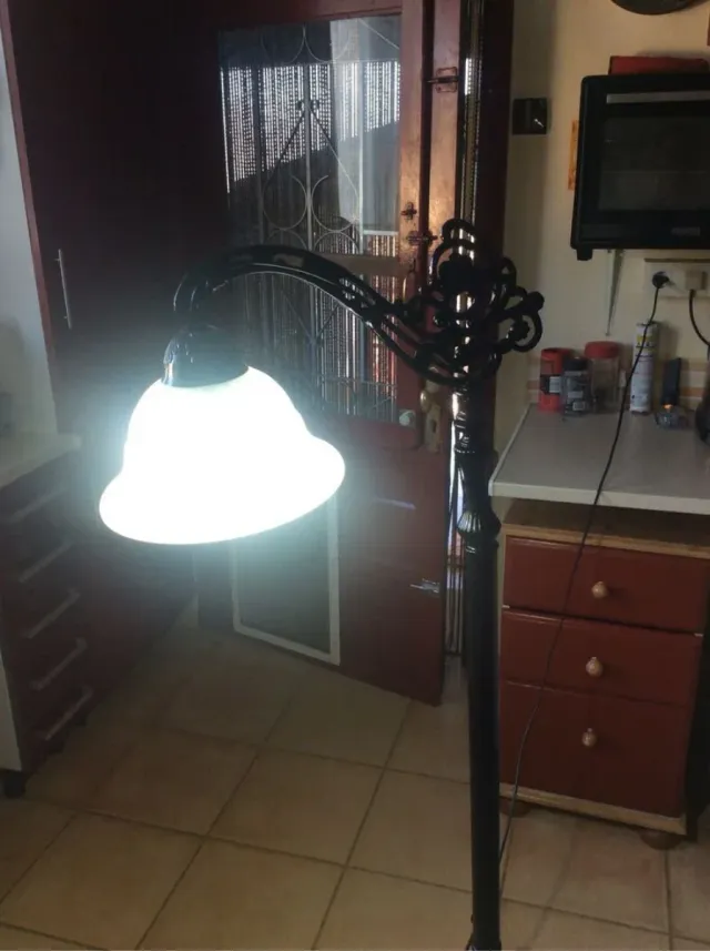 Lámpara de pie de metal