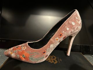 Zapatos de tacón rosas bordados sin estrenar