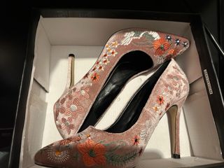 Zapatos de tacón rosas bordados sin estrenar