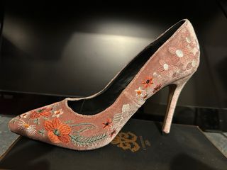 Zapatos de tacón rosas bordados sin estrenar