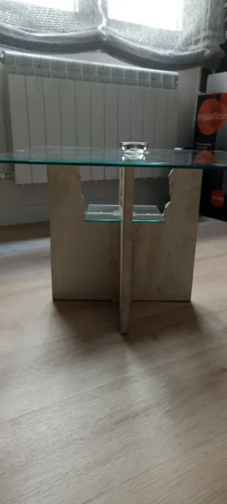 Mesa baja de cristal y mármol traventino.