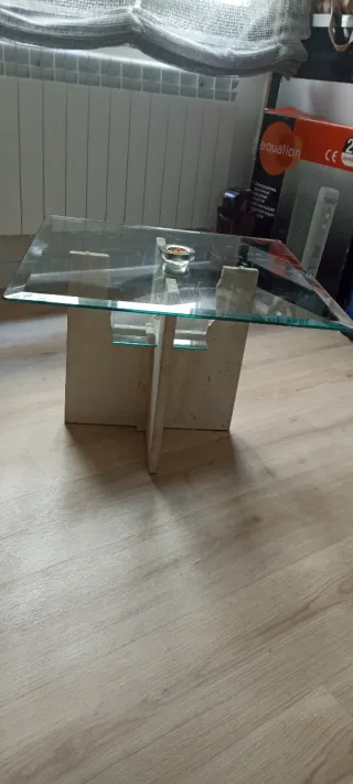 Mesa baja de cristal y mármol traventino.