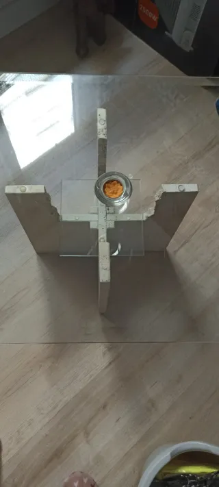 Mesa baja de cristal y mármol traventino.