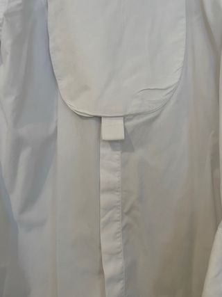 Camisa blanca formal con pechera