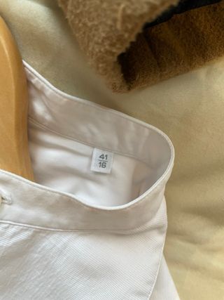 Camisa blanca formal con pechera