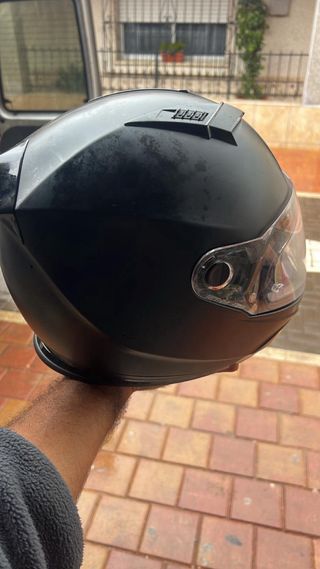 Casco de moto negro y rojo