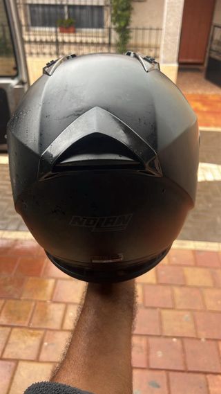Casco de moto negro y rojo
