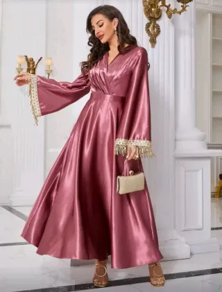 Vestido rosa satinado manga acampanada