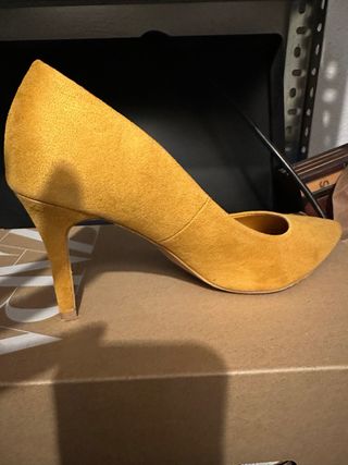 Zapatos de tacón amarillos