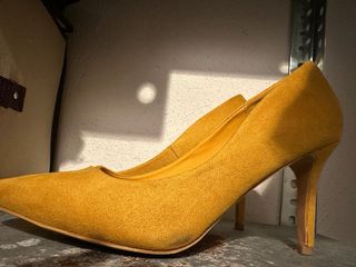 Zapatos de tacón amarillos