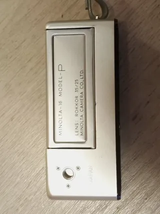Cámara Minolta 16 Plata y Verde