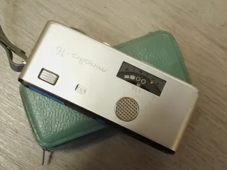 Cámara Minolta 16 Plata y Verde