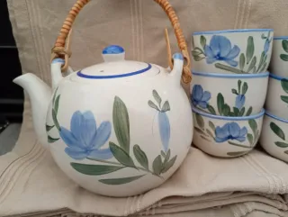Juego de té: tetera y 6 tazas florales