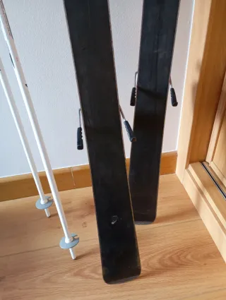 Esquís infantiles y bastones 1.20m buen estado