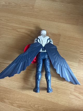 Muñeco Falcon Marvel con alas y escudo