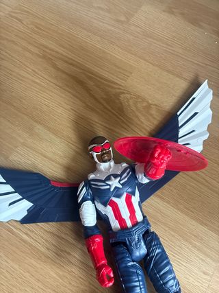 Muñeco Falcon Marvel con alas y escudo