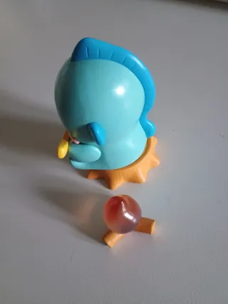 Figura Miniso Pez Acuático con Guitarra