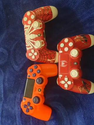 PS4 (PlayStation 4) + 3 Mandos