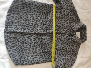 Abrigo Zara estampado leopardo talla 10 años