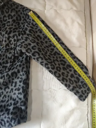 Abrigo Zara estampado leopardo talla 10 años