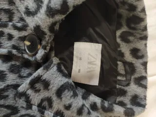 Abrigo Zara estampado leopardo talla 10 años