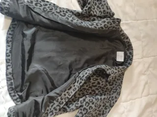 Abrigo Zara estampado leopardo talla 10 años