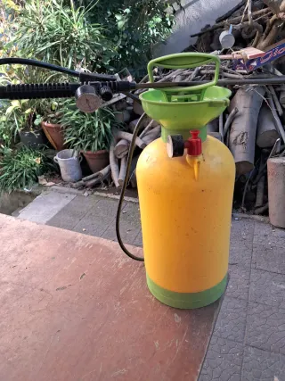 Pompa irroratrice gialla