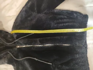 Abrigo negro de pelo sintético con capucha