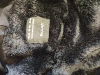 Abrigo negro de pelo sintético con capucha