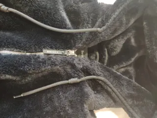 Abrigo negro de pelo sintético con capucha