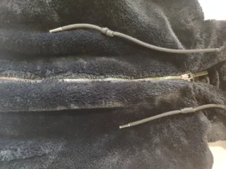 Abrigo negro de pelo sintético con capucha