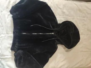 Abrigo negro de pelo sintético con capucha