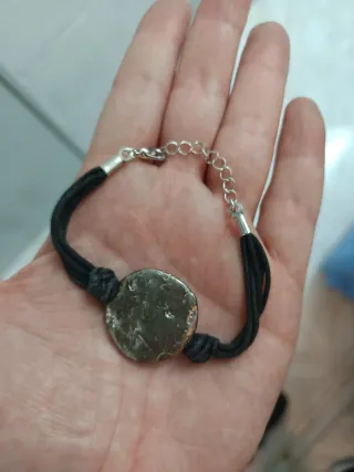 Pulsera con disco plateado