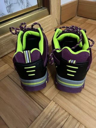 Zapatillas deportivas moradas y verdes