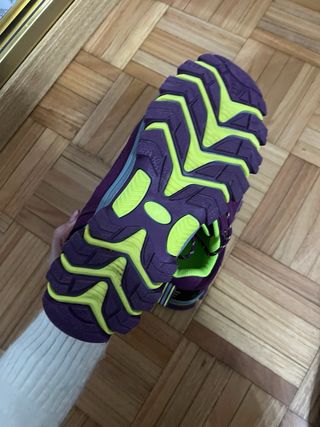 Zapatillas deportivas moradas y verdes