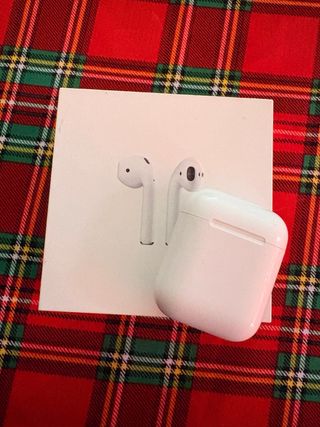 Apple AirPods con custodia di ricarica
