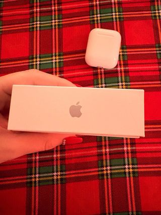 Apple AirPods con custodia di ricarica