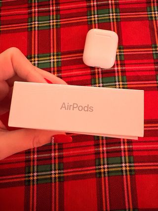 Apple AirPods con custodia di ricarica