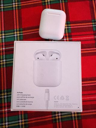 Apple AirPods con custodia di ricarica