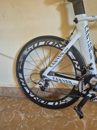 Bicicleta de carretera blanca