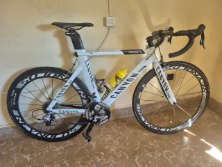 Bicicleta de carretera blanca