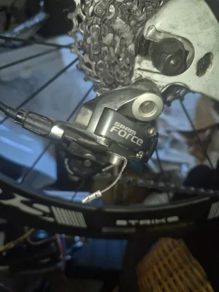 Bicicleta de carretera blanca