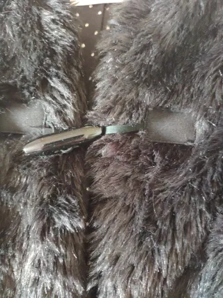 Abrigo negro de pelo sintético talla 11/12 años