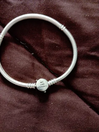 Pulsera plateada con cierre de clip