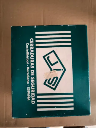 Cerradura de puerta dorada con pomo y bombín