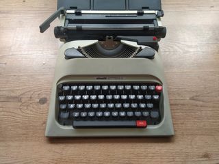 Maquina de escribir olivetti lettera 12
